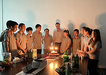  Superpack Il dipartimento del personale ha tenuto una festa di compleanno per i dipendenti che avevano loro Compleanno in aprile